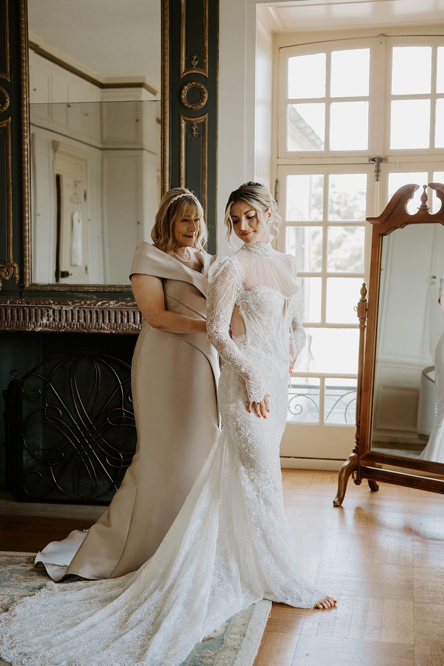 Anne getting into her dress at Glen Manor House, Portsmouth RI